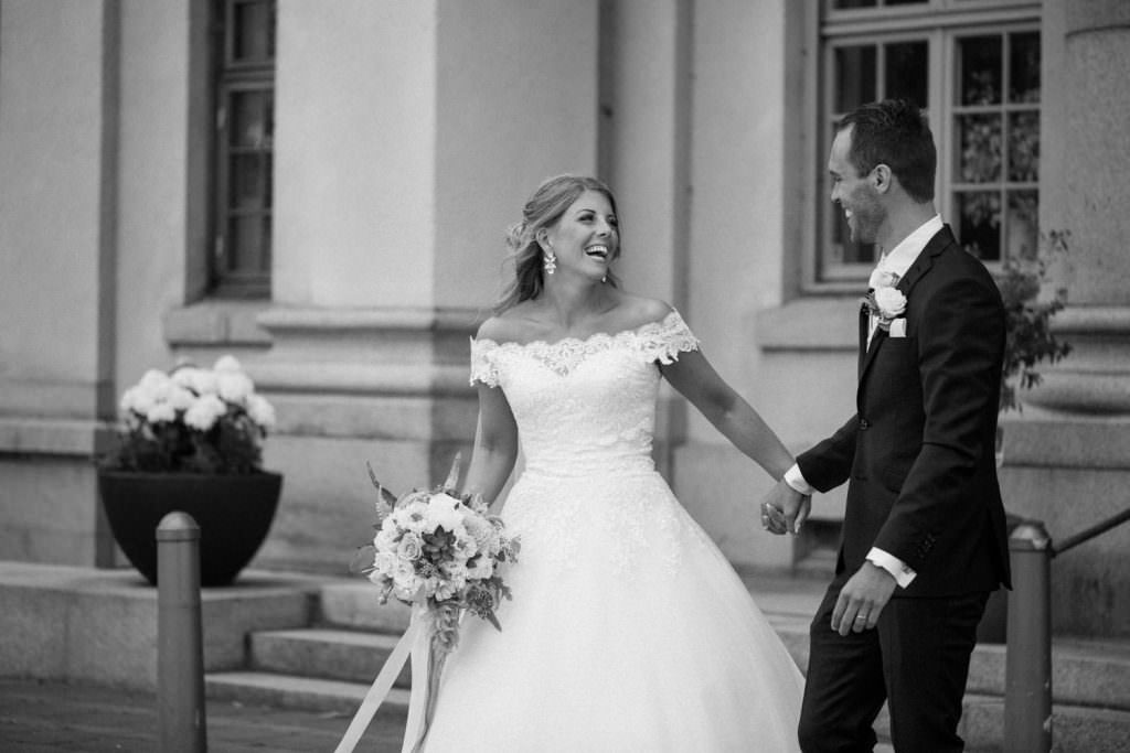 Johanna och Simon valde vackra Örenäs Slott som bröllopslokal för deras utomhusceremoni samt för bröllopsfesten, en populär bröllopslokal här i Skåne. Fotograf: Tove Lundquist.