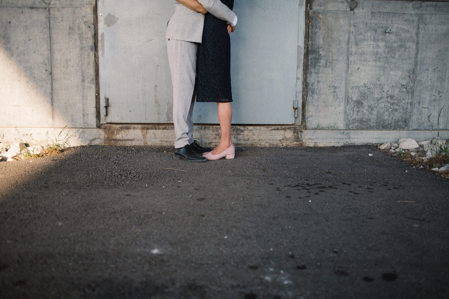 Urbana bilder på ett kramande par under en provfotografering vid Öresundsbron, Malmö.