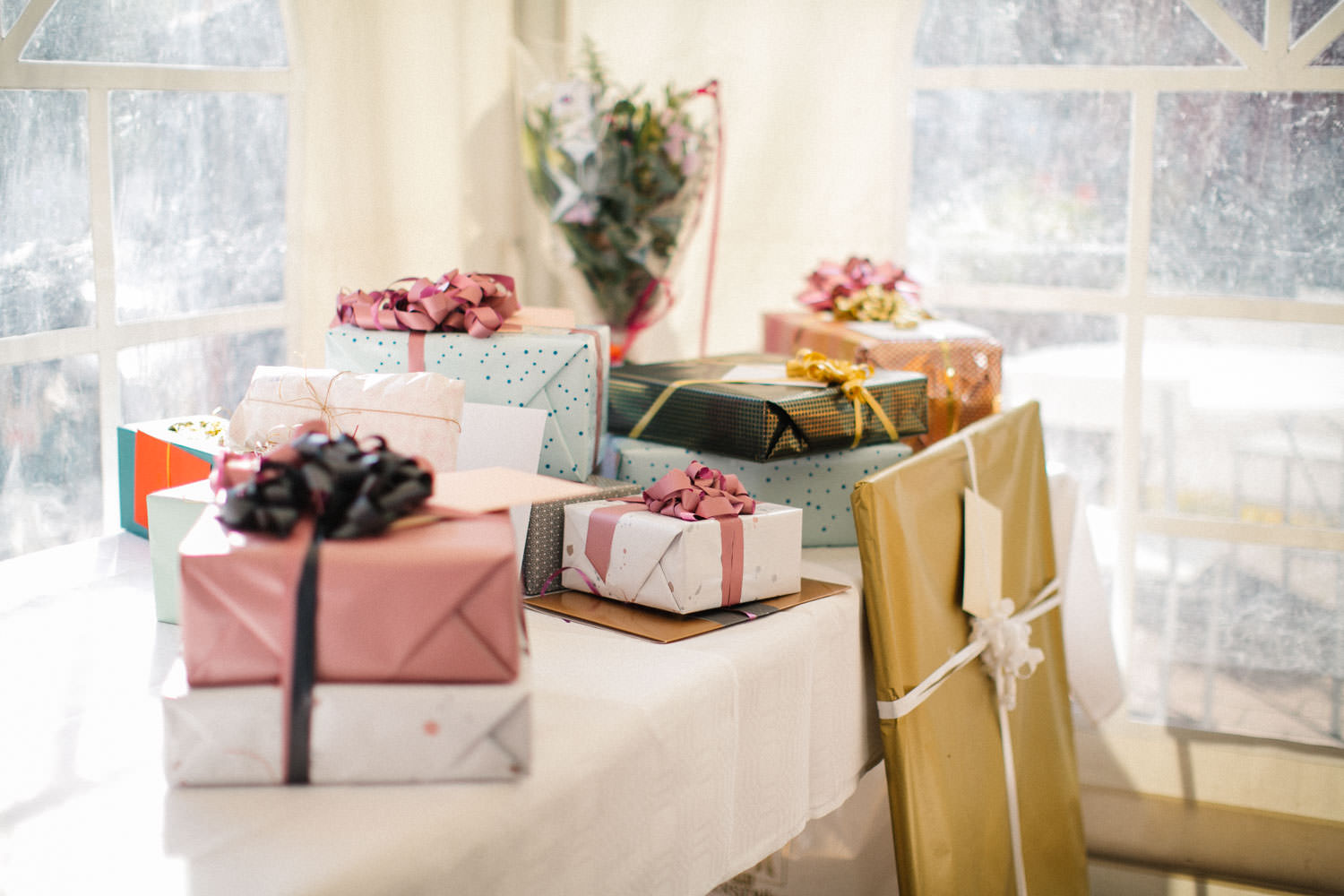 Tips inför att planera hållbart bröllop - uppmuntra era gäster att ge presenter som ligger i fas med era intressen! Paket under en bröllopsfest i Långa Längan i Bjärred som ligger i Skåne. Foto: Tove Lundquist. 