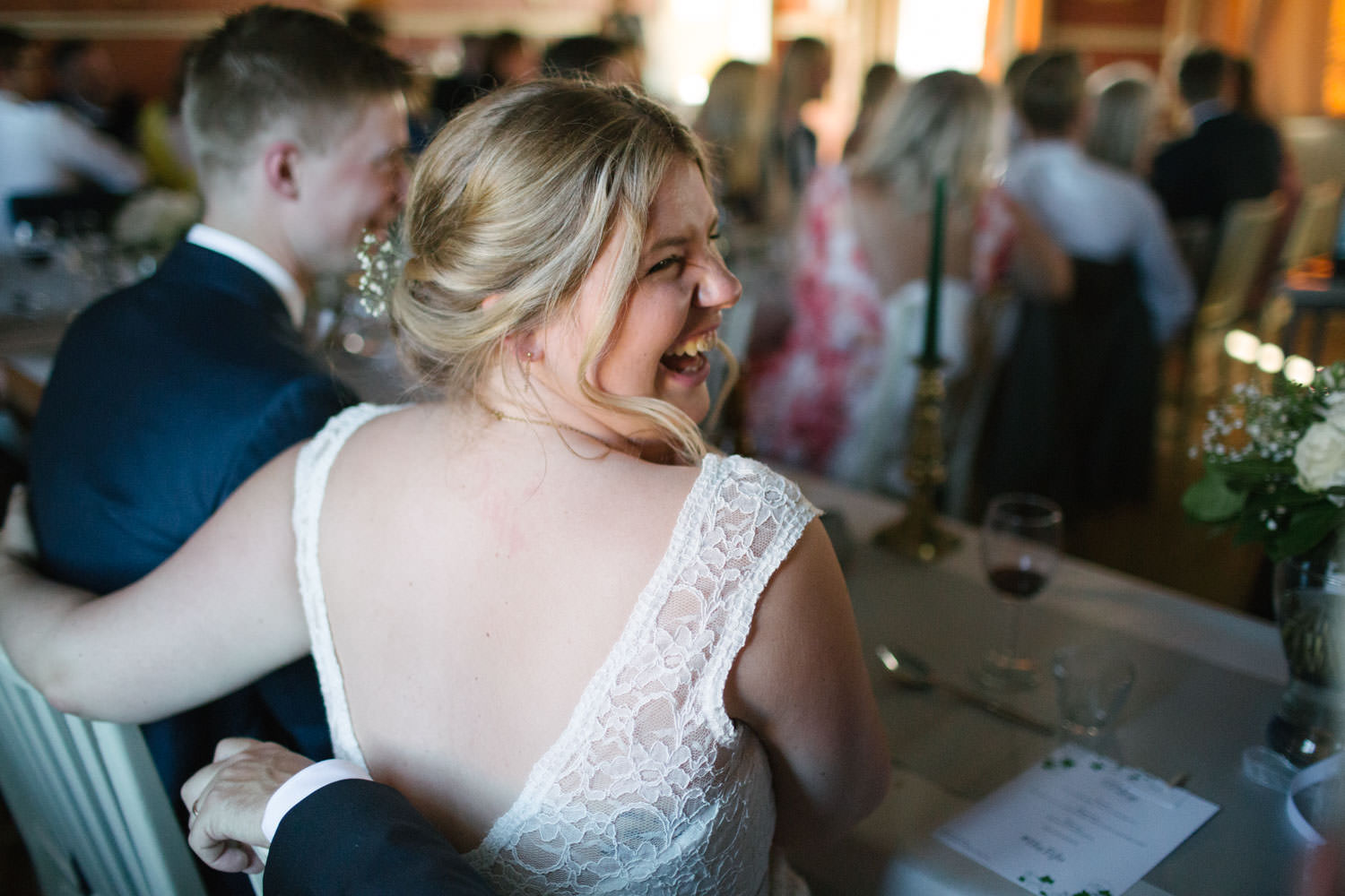 Brud skrattar under ett tal under ett bröllop på Torpalängan, Smygehamn. Foto: Tove Lundquist.