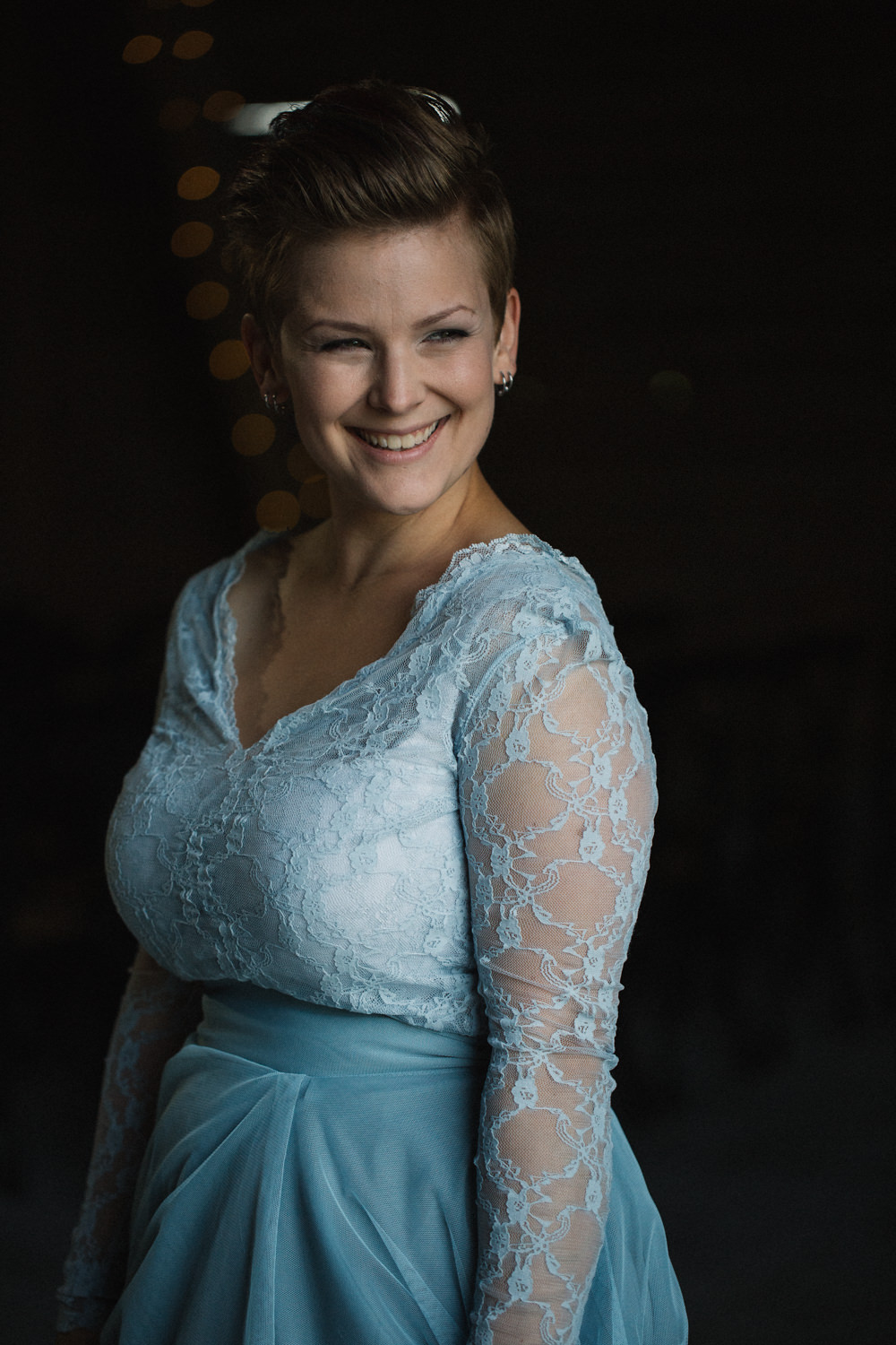 Tvådelad blå brudkläder - top och kjol från SensibleM. Brudporträtt i ladan, Stallgården Fuglie, Vellinge. Foto: Tove Lundquist, bröllopsfotograf Skåne.