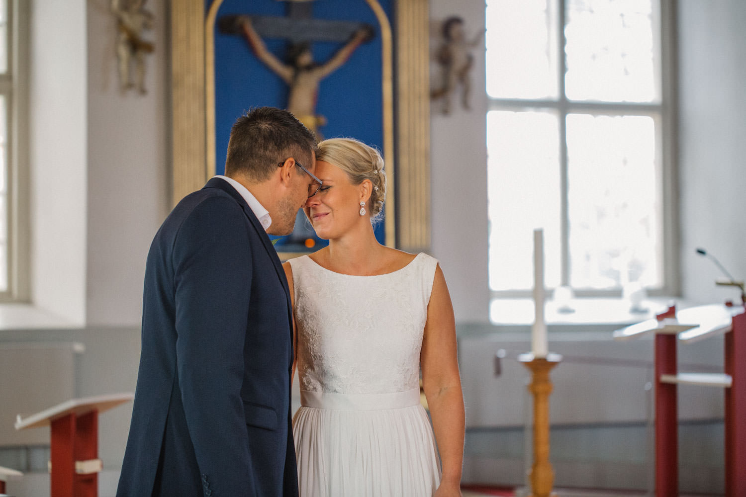 Brudpar gifter sig i Mönsterås kyrka. Brudens klänning kommer från Sofia Moore. Brudgummens kostym kommer från Dressmann.