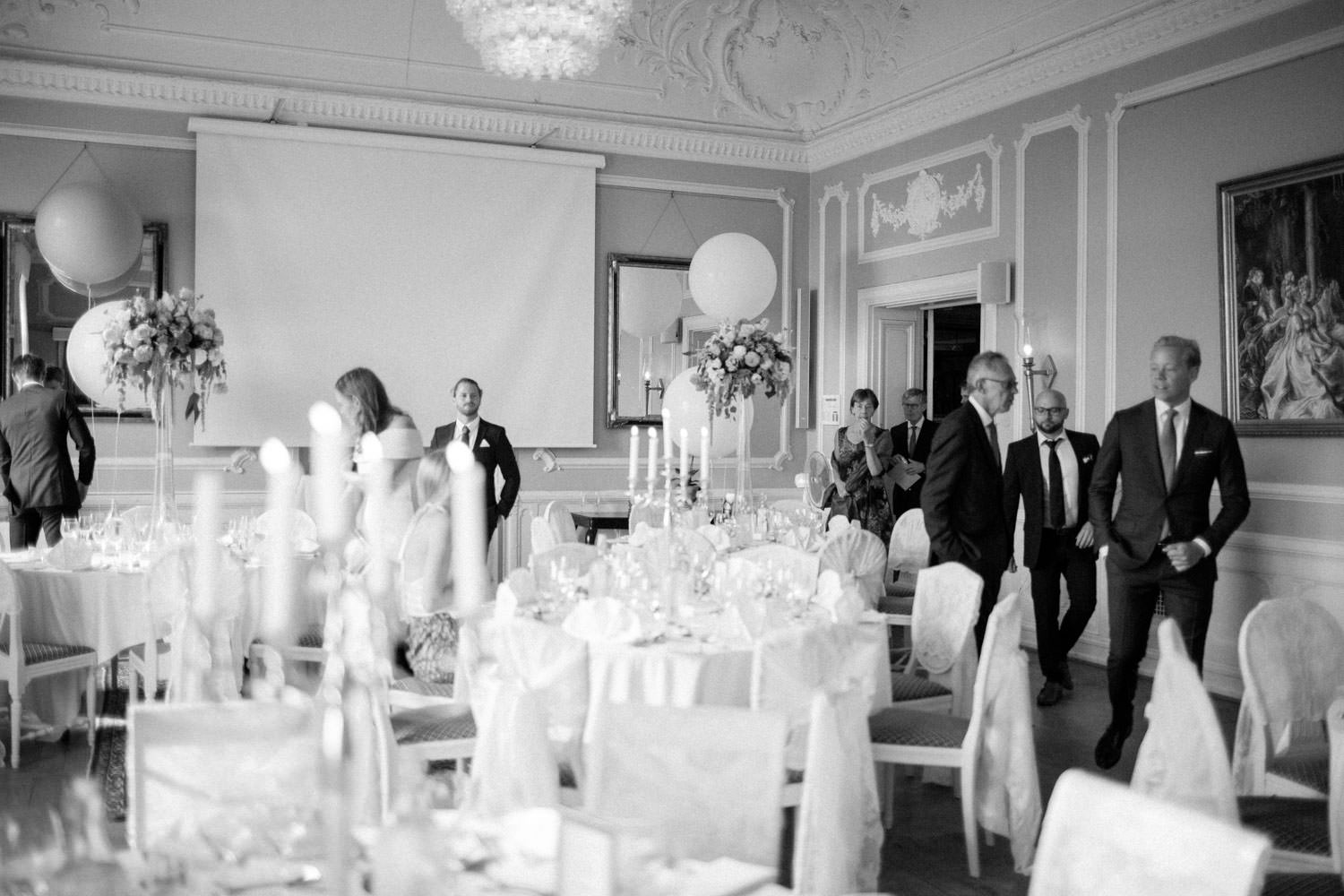 Bröllopsdukning i matsalen Tranchell på Örenäs Slott, Skåne. Florist är Gouteva, fotograf är Tove Lundquist.