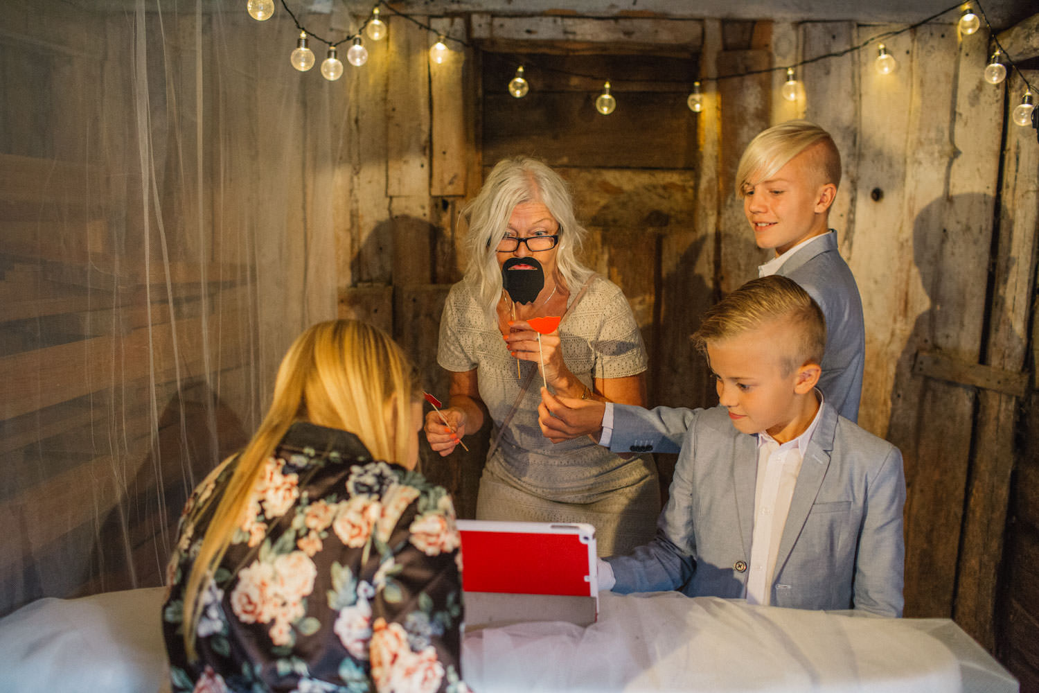 Brudpar och gäster har roligt i Photo Booth. Plats är Kaffetorpet Oknö, Småland.