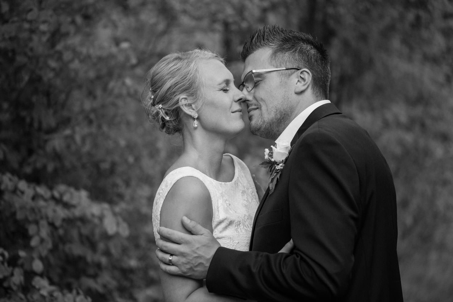 Bröllopsporträtt på Maria och Björn Östman under deras bröllop i Mönsterås, Småland. Bröllopsfotograf var Tove Lundquist.