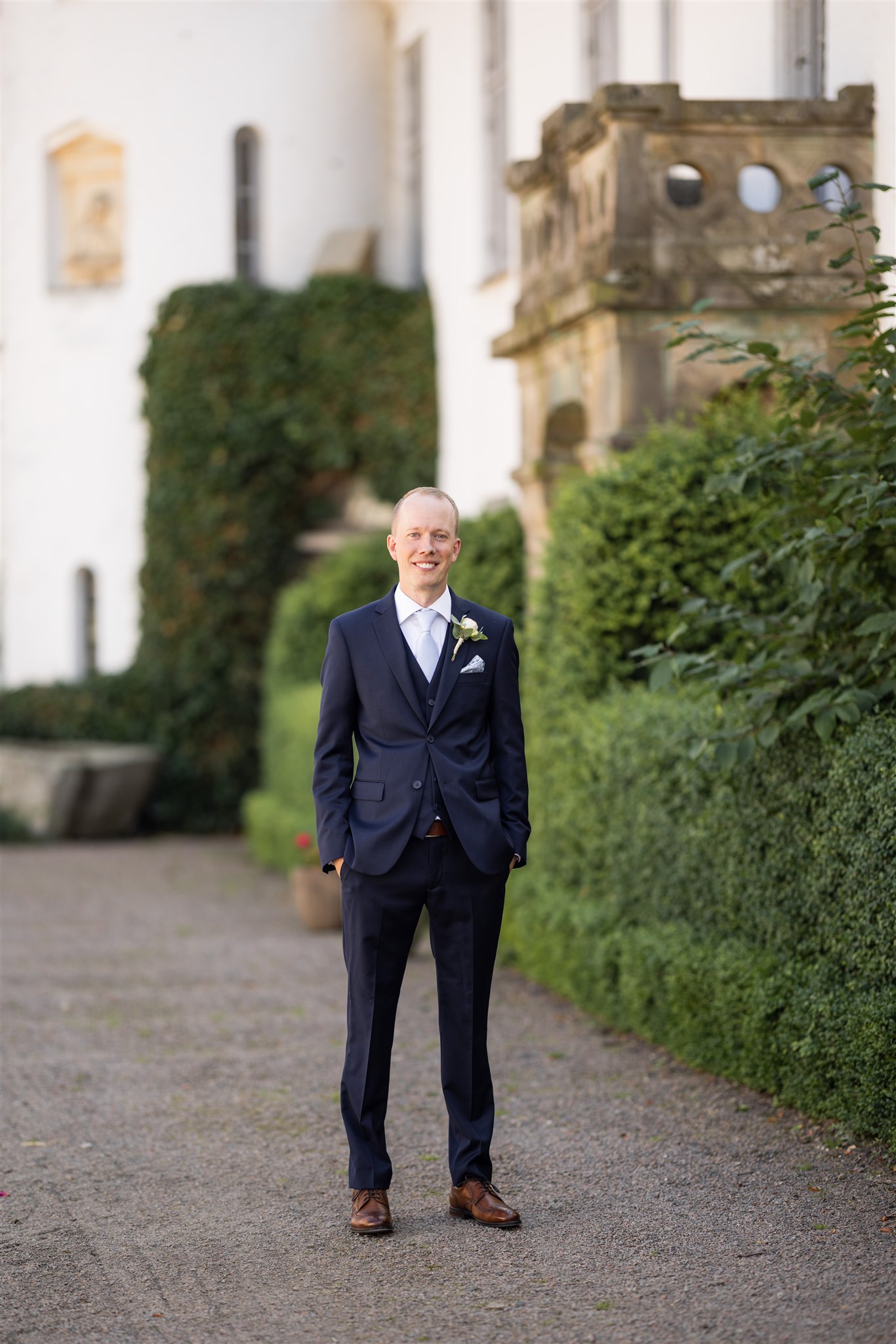 Ett kyrkligt bröllop på Bosjökloster slott utanför Höör i Skåne, Tove Lundquist var bröllopsfotograf. Kostym kommer från Dressman, brudklänning från Wedding Store i Malmö, frisör var Hårstudio 7 och floristen var Blomsterverkstan i Höör.
