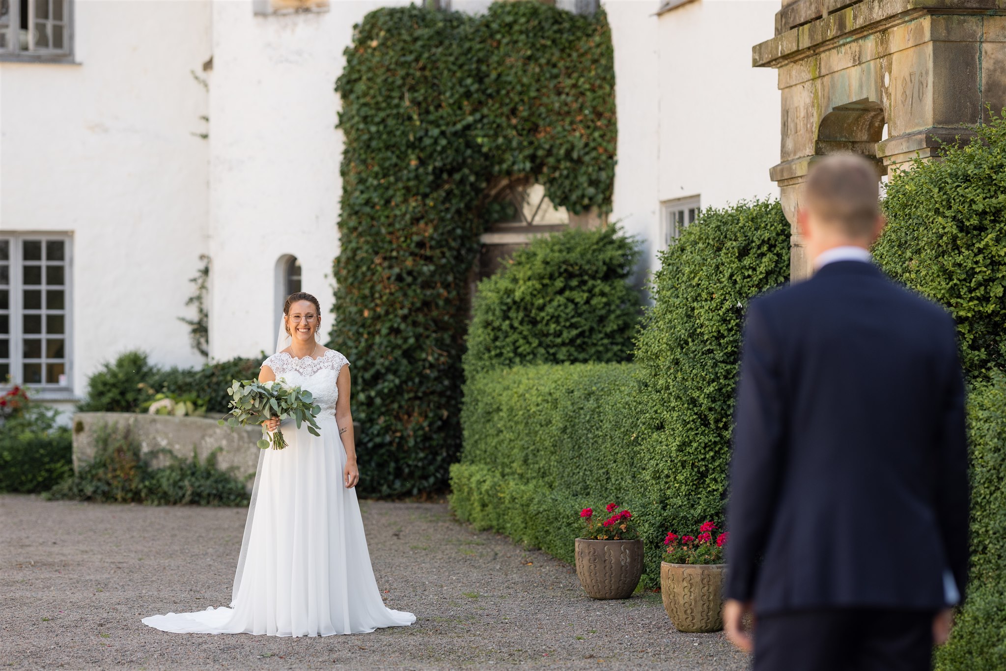Ett kyrkligt bröllop på Bosjökloster slott utanför Höör i Skåne, Tove Lundquist var bröllopsfotograf. Kostym kommer från Dressman, brudklänning från Wedding Store i Malmö, frisör var Hårstudio 7 och floristen var Blomsterverkstan i Höör.