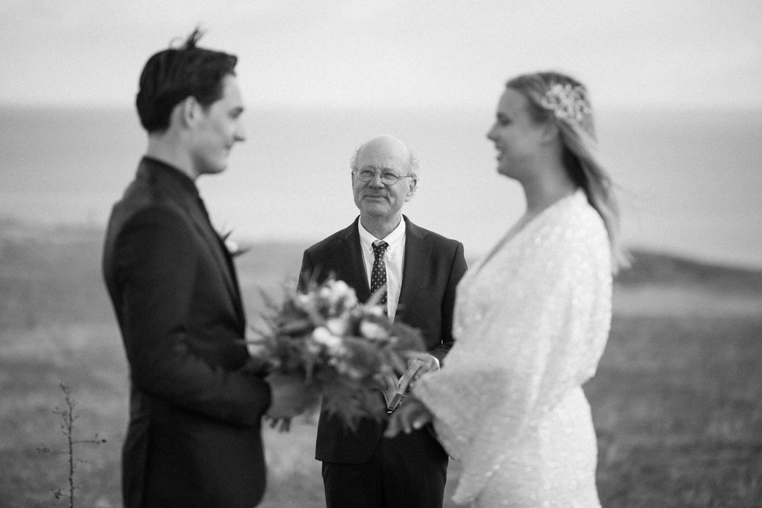 Vad är ett elopement bröllop? Vad behöver ni tänka på? Det enda som behövs i realiteten är ni två, en vigselförrättare samt två vittnen. Fotograf Tove Lundquist tipsar om hur ni planerar en!