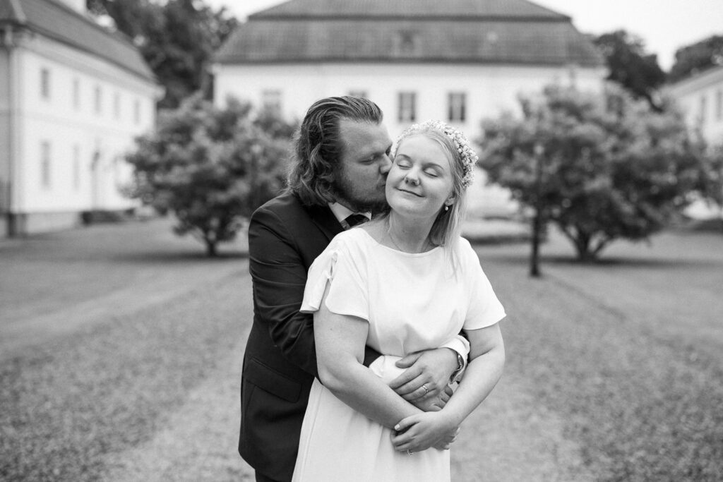 Ett regnigt bröllop på Bjärsjölagårds Slott utanför Sjöbo i Skåne. Fotograf är Tove Lundquist.