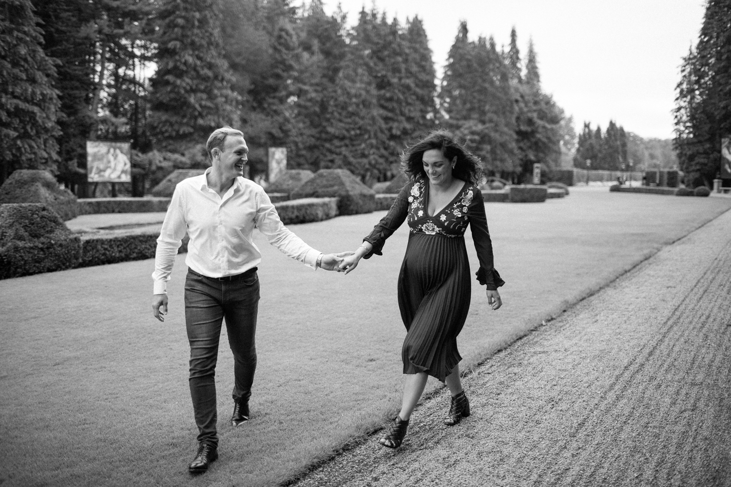 Gravidfotografering och kärleksporträtt av Ashley och Christoffer Ljungbäck på Norrvikens trädgårdar i Skåne. Foto: Tove Lundquist, fotograf i Skåne.