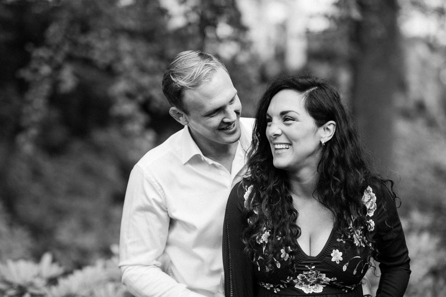 Gravidfotografering och kärleksporträtt av Ashley och Christoffer Ljungbäck på Norrvikens trädgårdar i Skåne. Foto: Tove Lundquist, fotograf i Skåne.