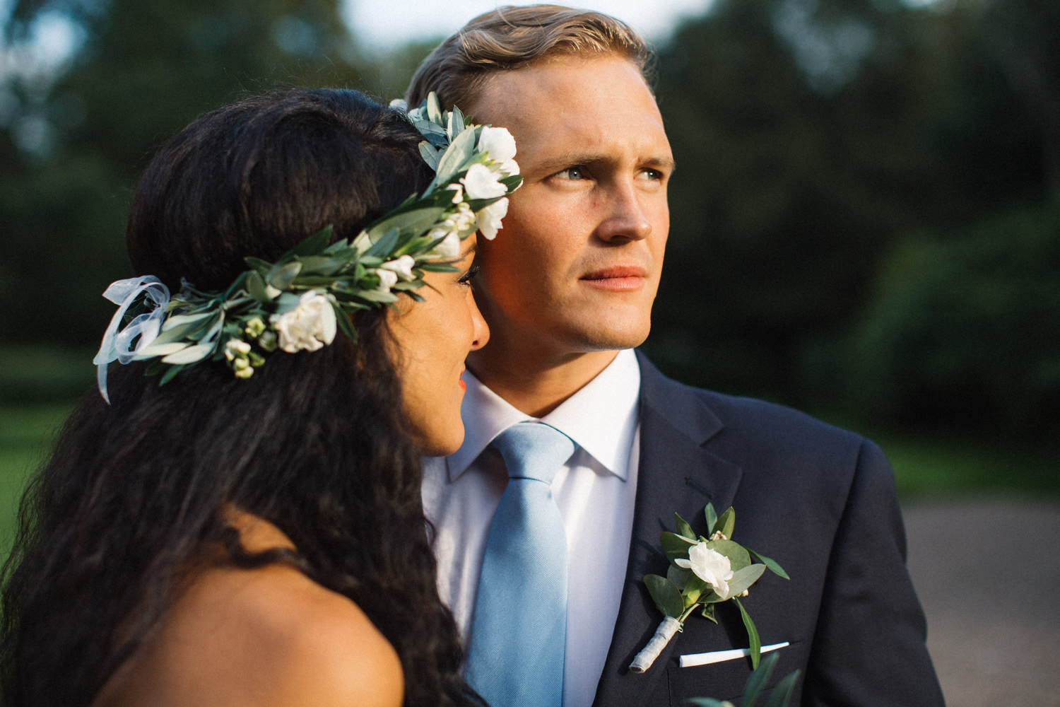 Brudpar vid bröllop Norrvikens Trädgårdar, en bröllopslokal som ligger i Båstad. Foto: Tove Lundquist, bröllopsfotograf i Skåne.