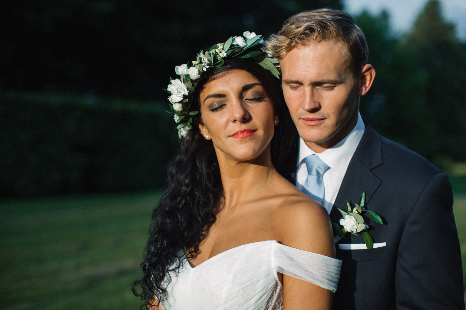 Brudpar vid bröllop Norrvikens Trädgårdar, en bröllopslokal som ligger i Båstad. Foto: Tove Lundquist, bröllopsfotograf i Skåne.
