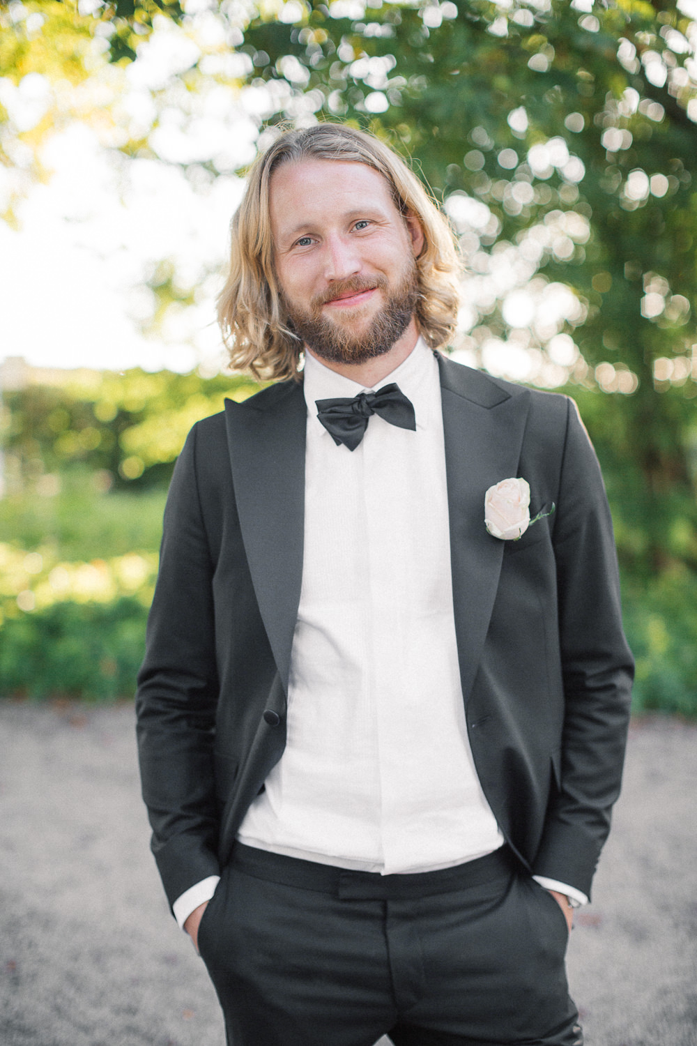 Norrvikens Trädgårdar i Skåne - en populär bröllopslokal. Tove Lundquist är fotograf i Skåne. Brudgummens kläder kommer från Oscar Jacobson. 