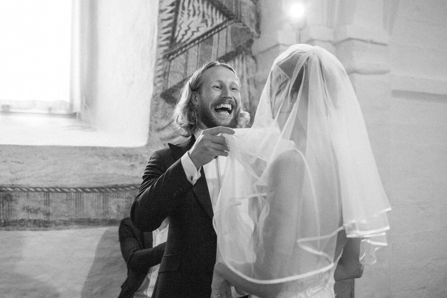 Vigsel i Hannas kyrka, medeltidskyrka i Skåne. Foto: Tove Lundquist, bröllopsfotograf i Skåne.