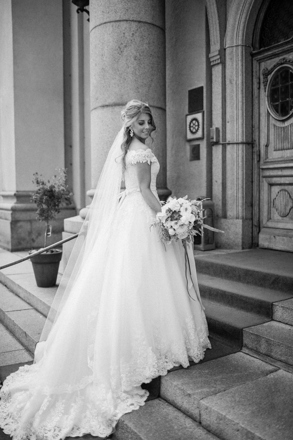 En brud i Diane Legrand brudklänning under ett bröllop på Maryhill Estate som är nya namnet på Örenäs slott. Foto: Tove Lundquist.
