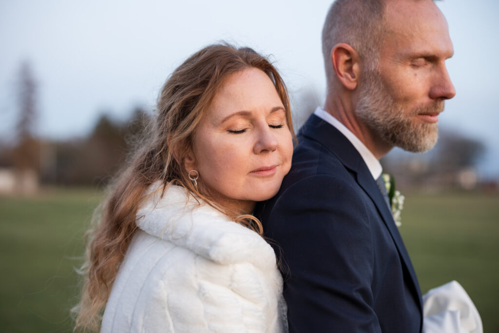 Bröllopsporträtt i solnedgången under ett intimt vinterbröllop på spahotellet Hotell Mossbylund i södra Skåne. Fotograf: Tove Lundquist. 
