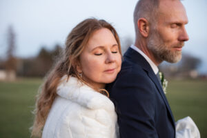 Bröllopsporträtt i solnedgången under ett intimt vinterbröllop på spahotellet Hotell Mossbylund i södra Skåne. Foto: Tove Lundquist som är bröllopsfotograf i Malmö.