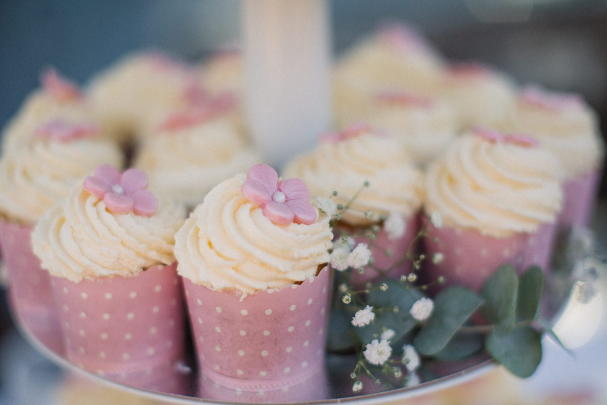 Varför bör brudparet servera bröllopstårta eller cupcakes under minglet istället för under middagen? Bröllopsfotografen tipsar! Foto: Tove Lundquist, bröllopsfotograf i Skåne. 
