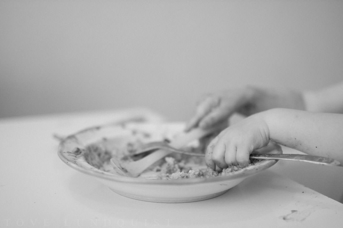 Bebis äter. EFIT - Ett Foto I Timmen tillsammans med Fotograf Tove Lundquist.