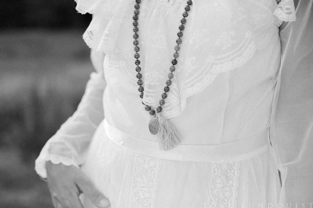 Smycke från Stjernhem Design. Vintage klänning från second hand, Malmö. Foto: Tove Lundquist, bröllopsfotograf i Skåne Län.