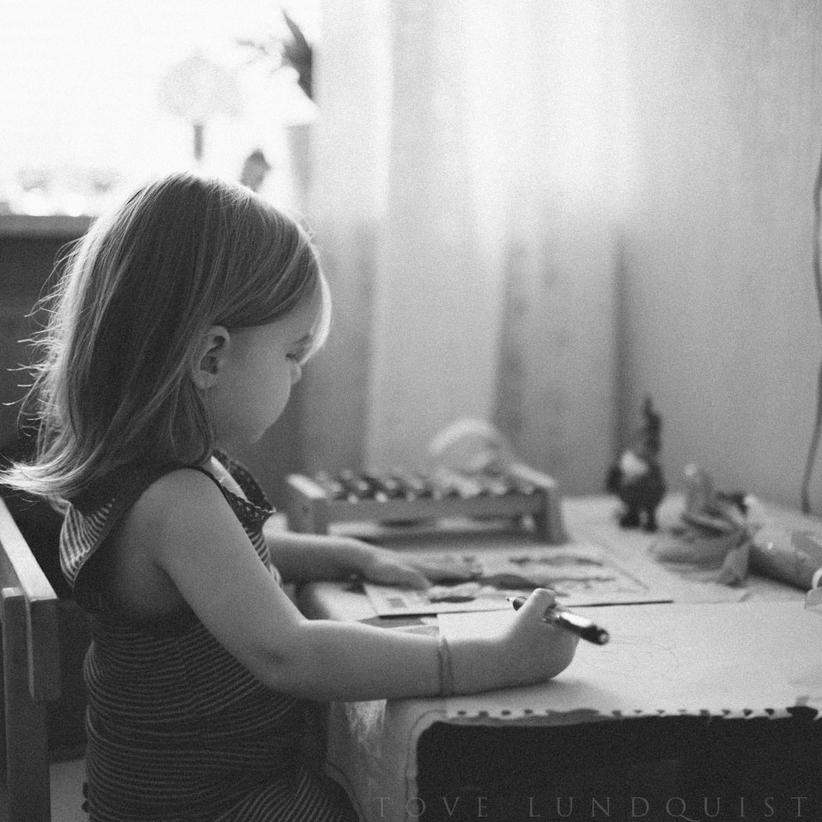 Svartvit foto på barn. Dokumentär fotografering tillsammans med fotograf Tove Lundquist, verksam i Malmö, Skåne.