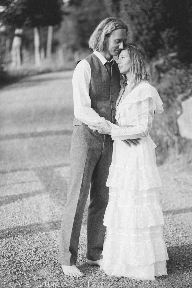 Beloved bröllopsfotografering i Ullstorp, Höör tillsammans med Johanna från Stjernhem Design. Både brudklänning och kostym är från Second Hand. Foto: Tove Lundquist, bröllopsfotograf i Skåne Län.