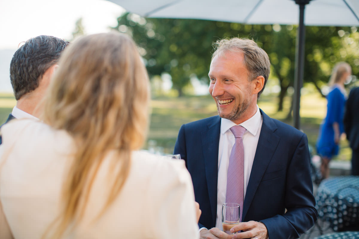 Mingel under bröllop på Örenäs Slott i Skåne. Foto: Tove Lundquist bröllopsfotograf i Skåne.