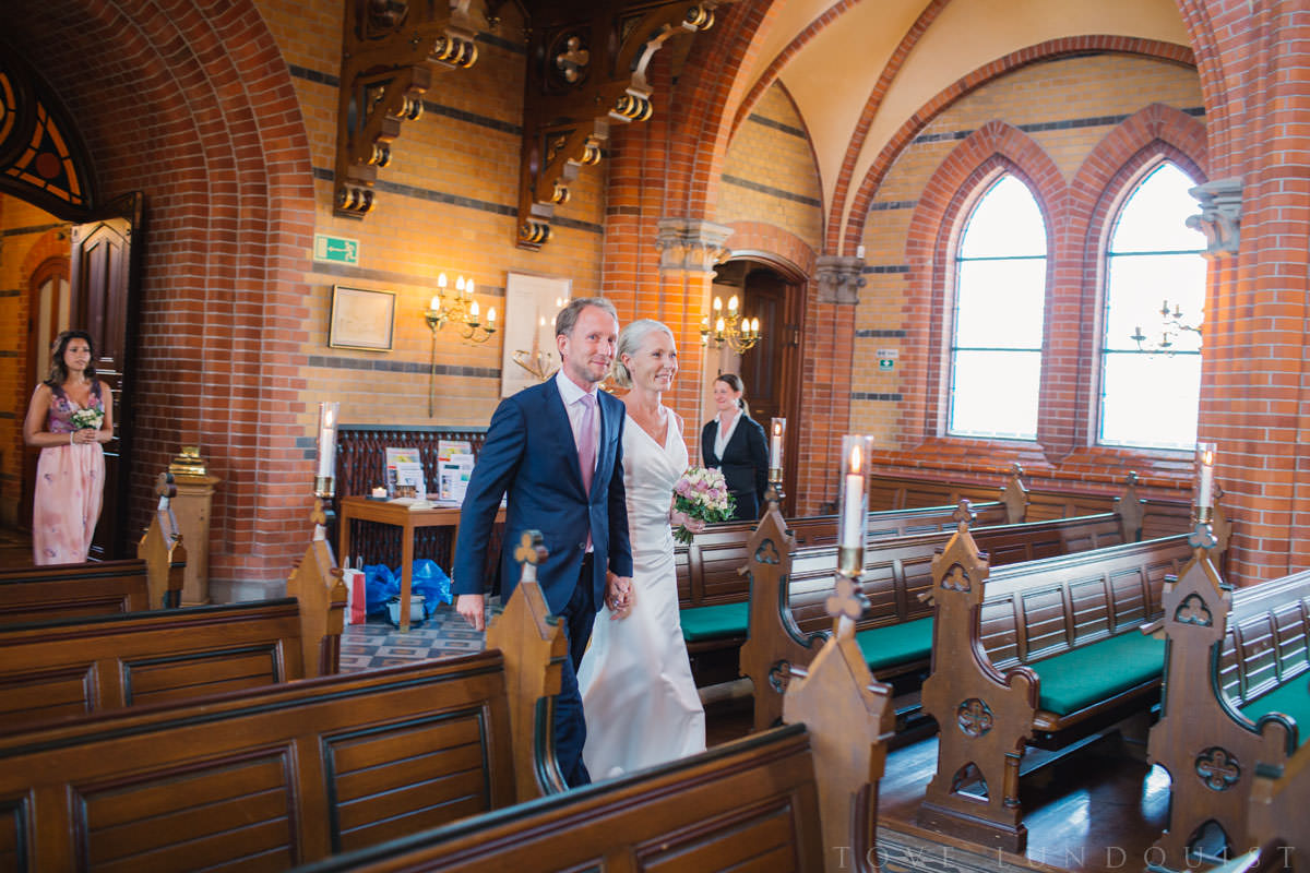 Vigselceremoni i Asmundtorps kyrka, Skåne. Foto: Tove Lundquist bröllopsfotograf i Skåne.