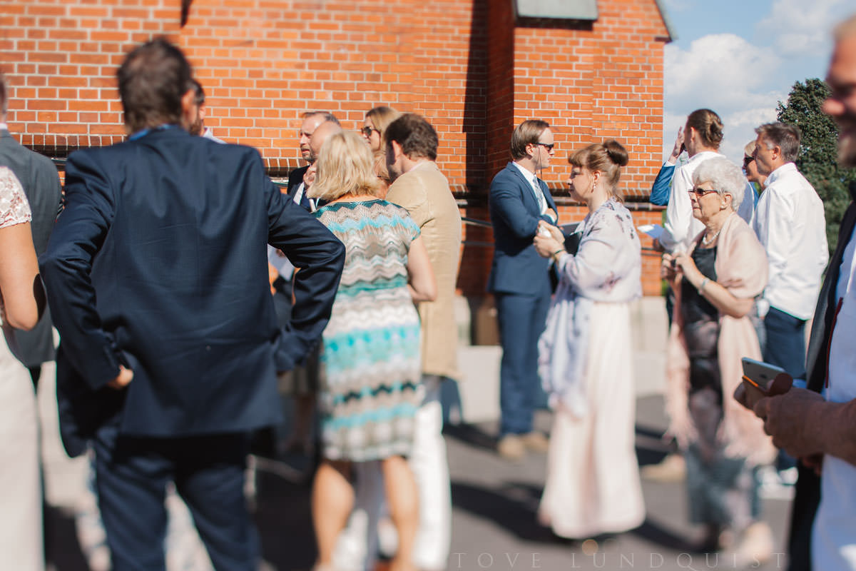 Mingel utanför Asmundtorps kyrka, Skåne. Foto: Tove Lundquist bröllopsfotograf i Skåne.