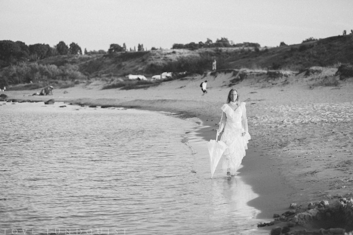 Vintage bröllop på Vitemölla strand utanför Kivik, Österlen. Stylad fotografering tillsammans med Stjernhem Design. Foto: Tove Lundquist, bröllopsfotograf Österlen.