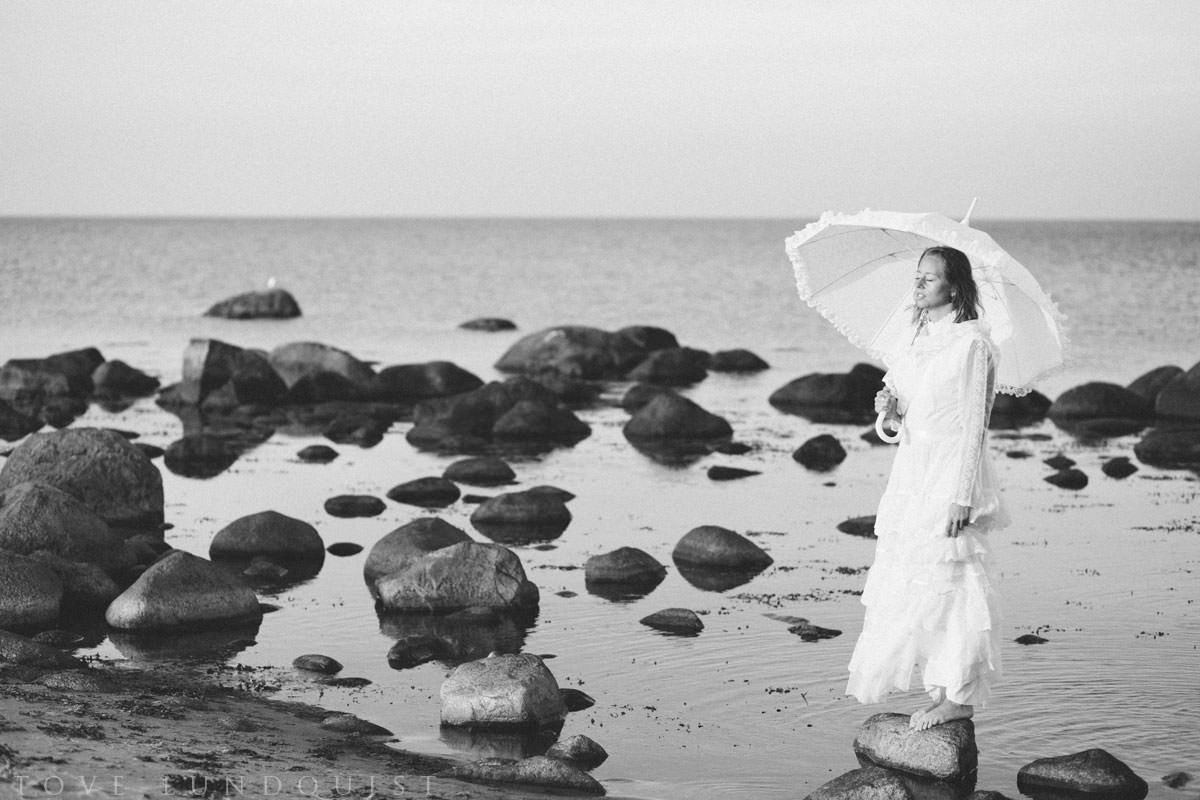 Vintage bröllop på Vitemölla strand utanför Kivik, Österlen. Stylad fotografering tillsammans med Stjernhem Design. Foto: Tove Lundquist, bröllopsfotograf Österlen.