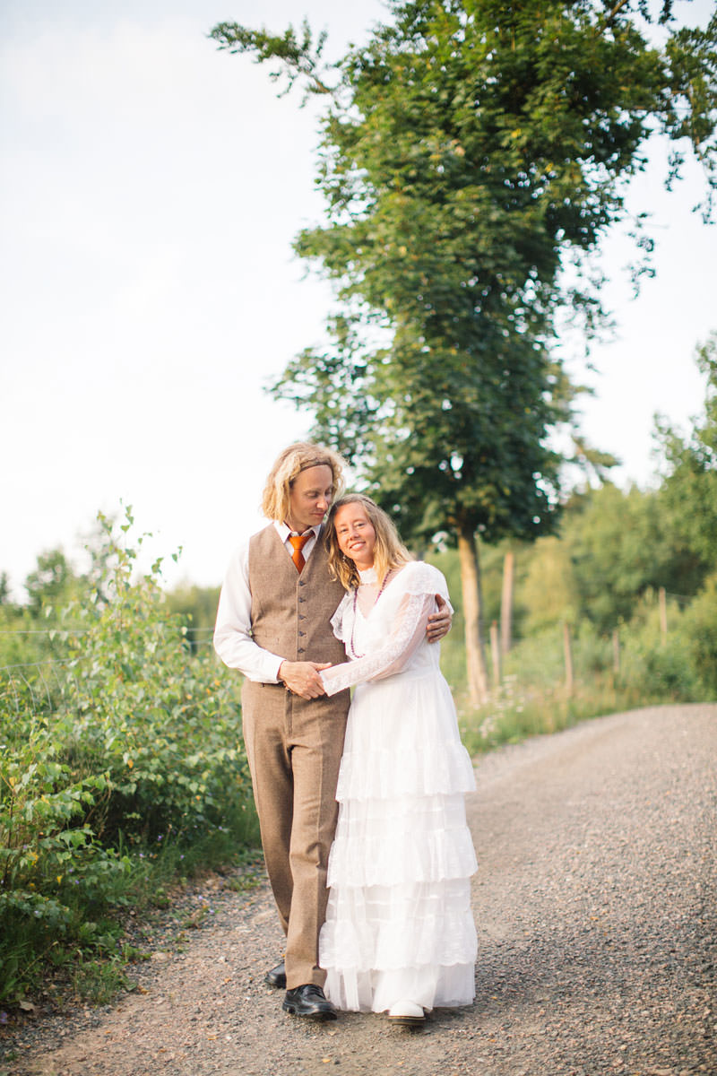Stylad bröllopsfotografering i Ullstorps Stugor tillsammans med bröllopsfotograf Tove Lundquist samt smyckesdesignern Johanna Stjerndahl från Stjernhem Design.