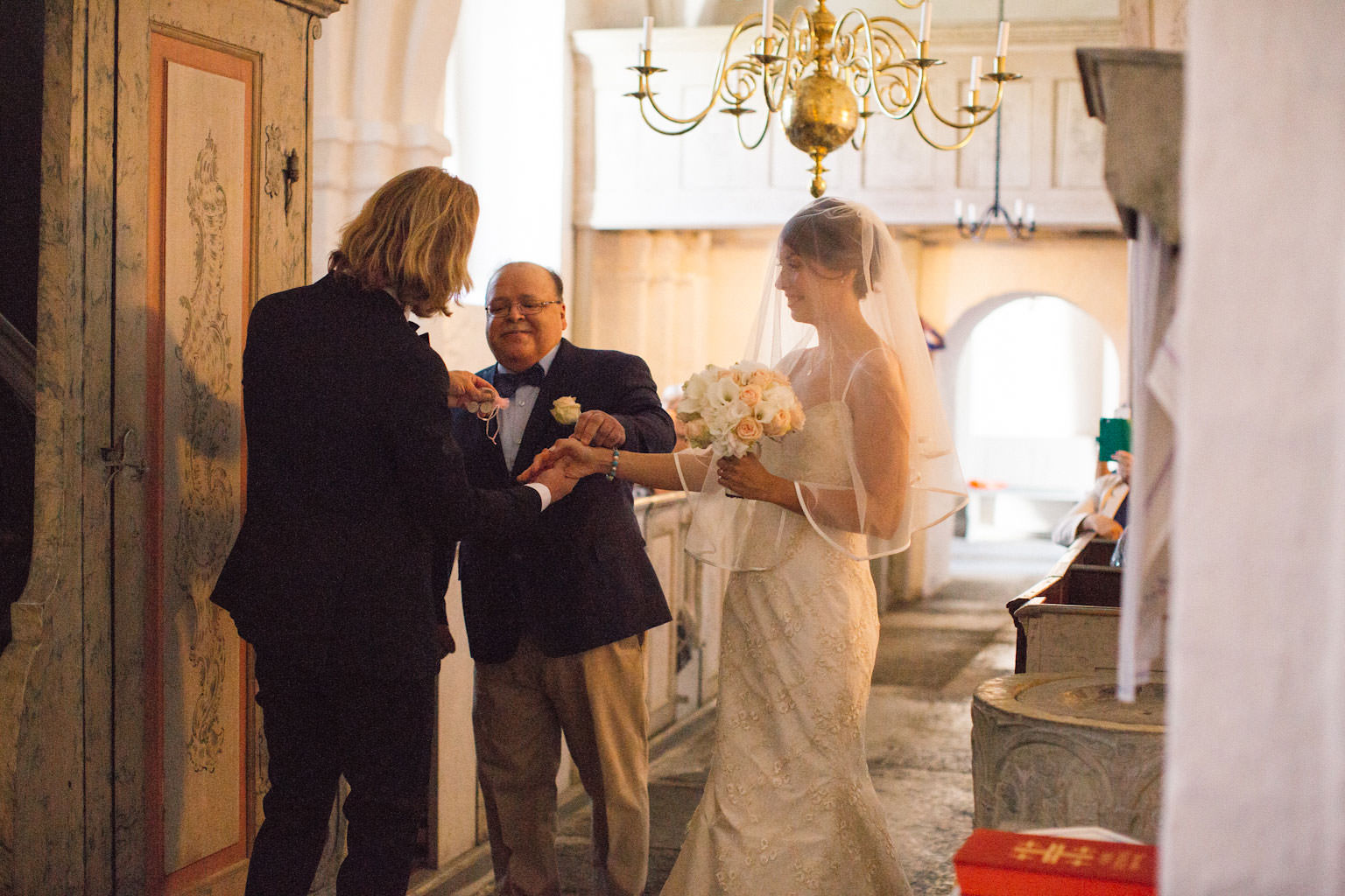 Vigsel i Hannas kyrka, medeltidskyrka i Skåne. Foto: Tove Lundquist, verksam bröllopsfotograf Österlen.