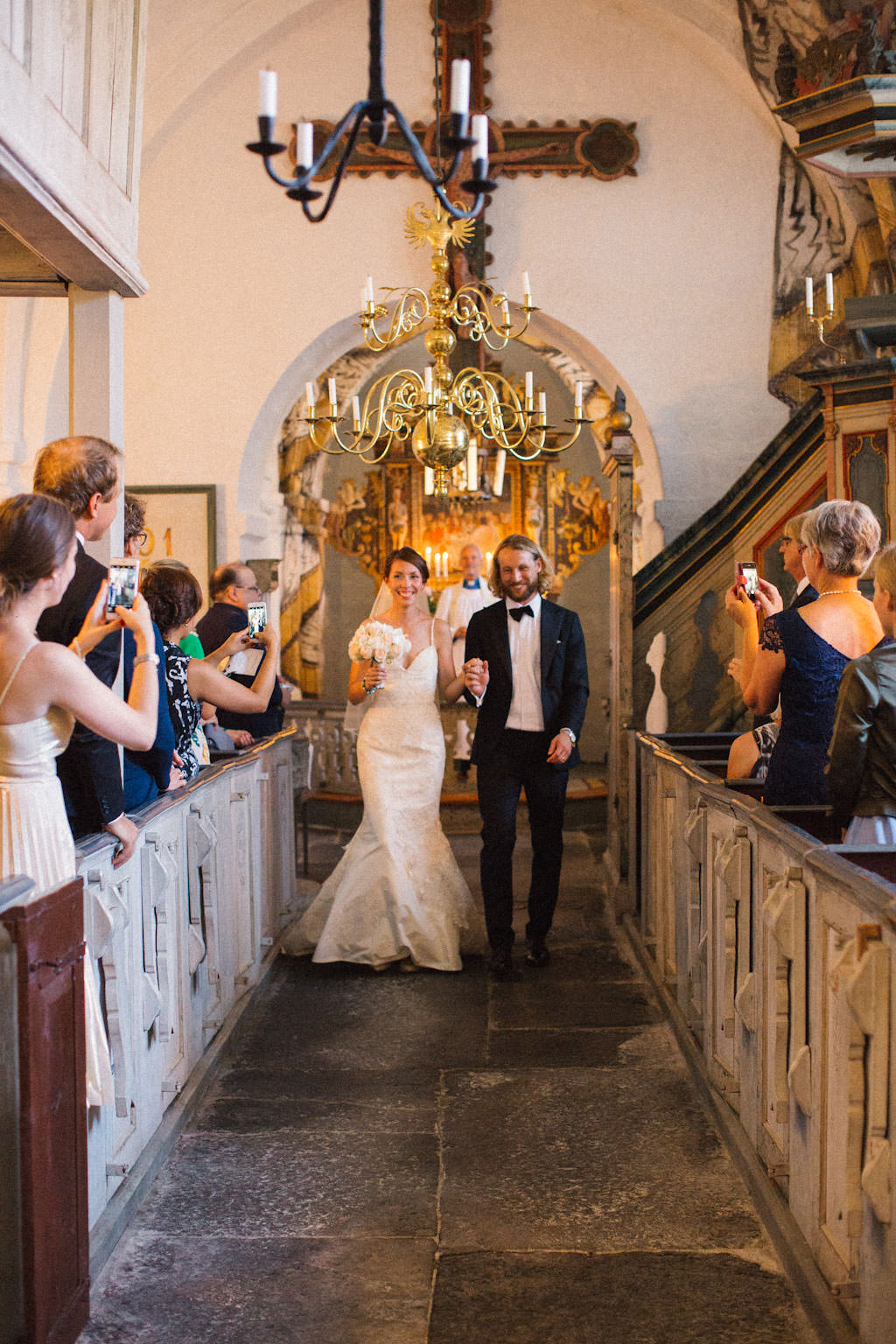 Vigsel i Hannas kyrka, medeltidskyrka i Skåne. Foto: Tove Lundquist, verksam bröllopsfotograf i Skåne.