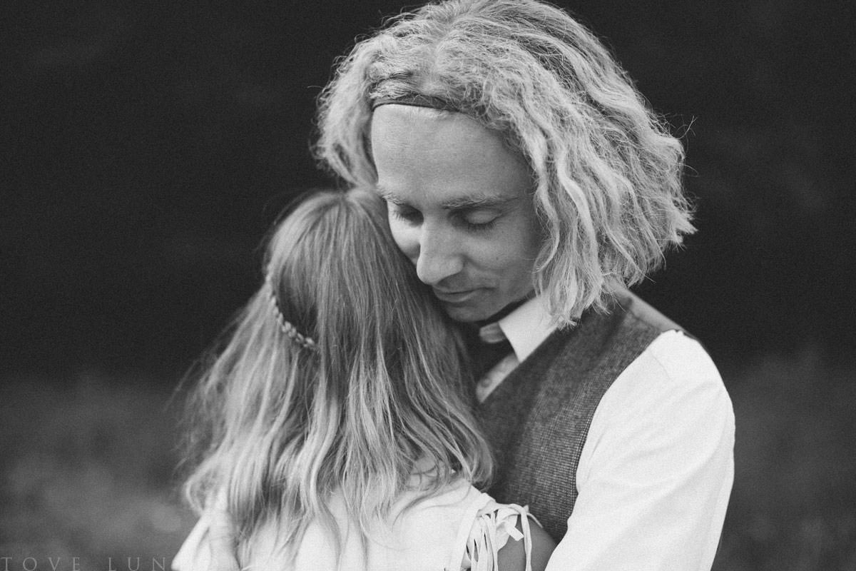 Svartvitt foto på brudpar i vintage kläder. Bröllopsfotograf är Tove Lundquist, verksam bröllopsfotograf Halland.
