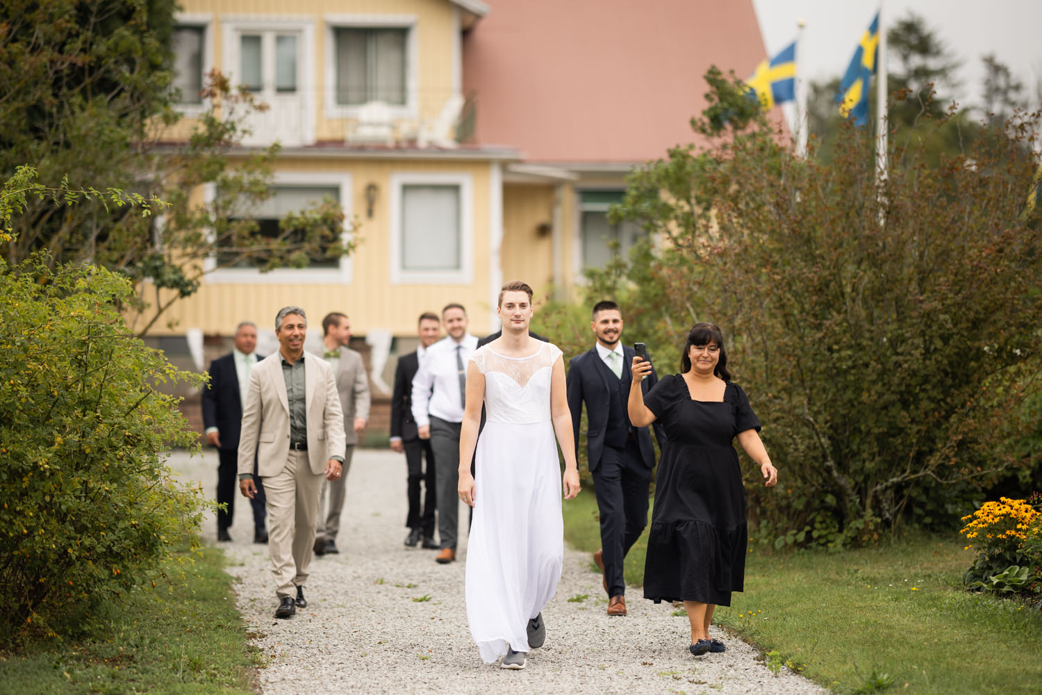En First Look mellan brudgum samt hans marskalk iklädd en brudklänning under ett bröllop på Södviks Gästgivaregård i Löttorp på Öland. Bröllopsfotograf är Tove Lundquist. 