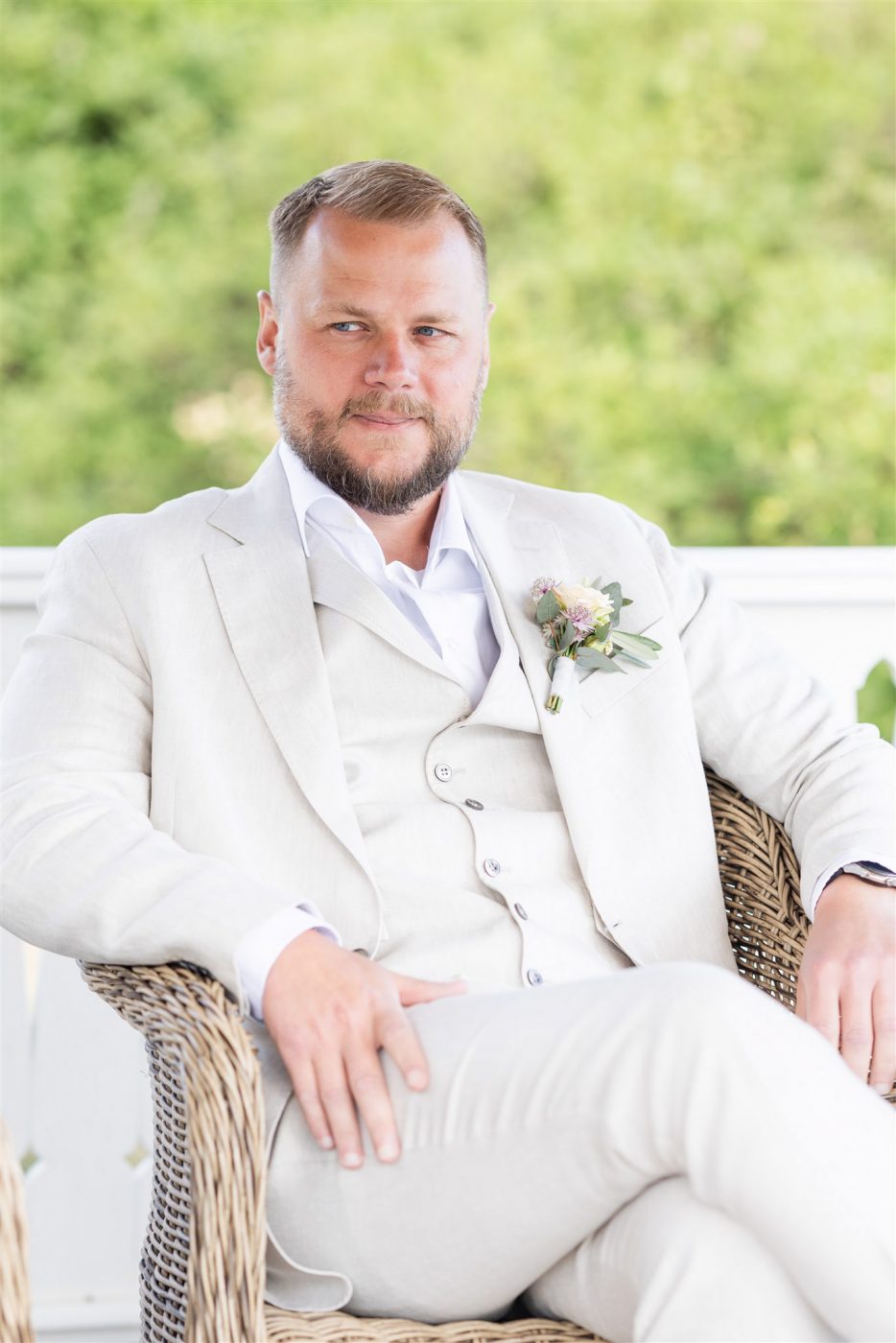 Bröllop i Kivik på Kiviks Musterier. Brugummen är iklädd en kostym från Oscar Jacobson och corsage från Elins Blomsterglädje i Ystad. Fotograf är Tove Lundquist.  