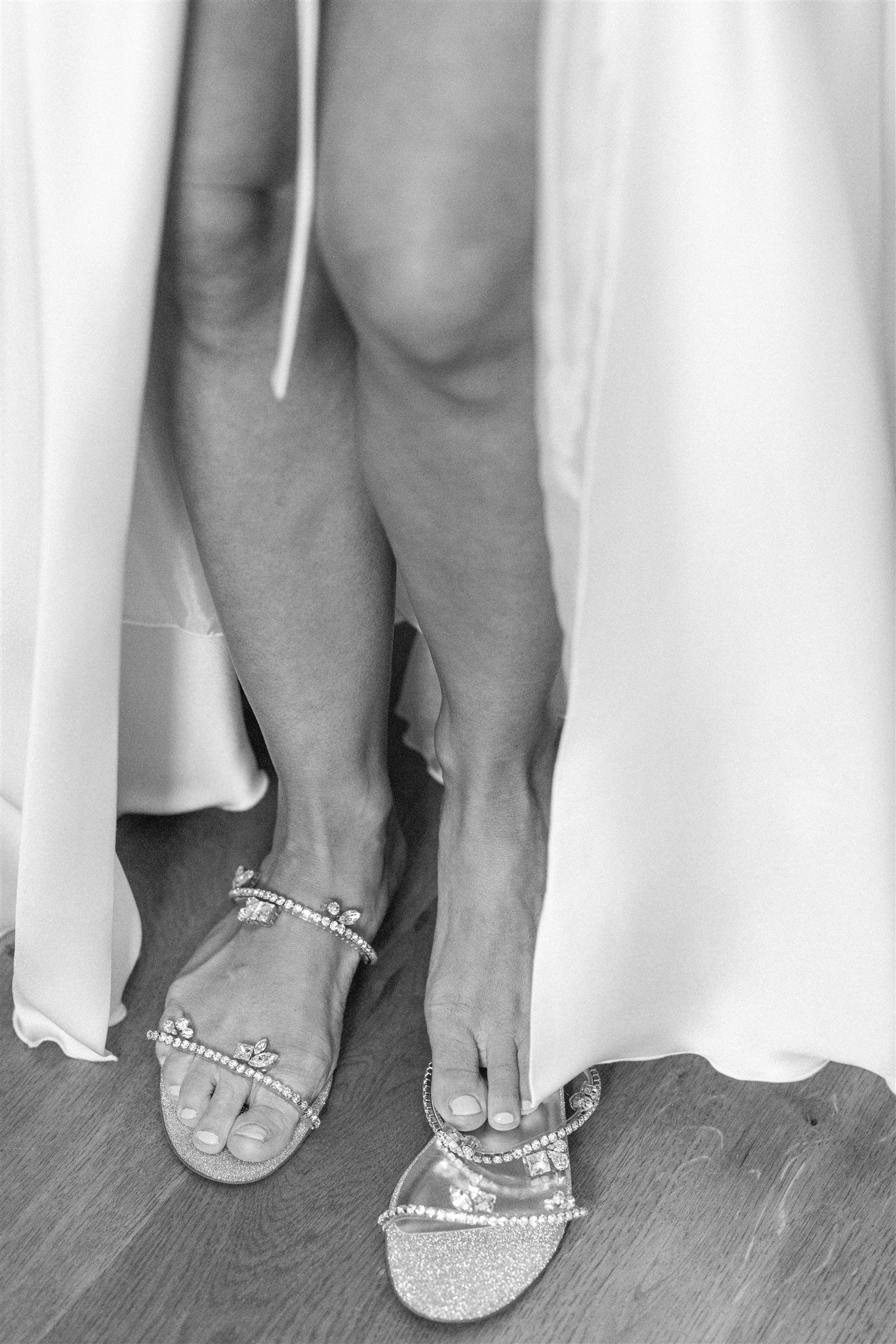 Bröllop på Kivikstrands badhotell. MUA är Becky Södergren samt Qarma i Karlskrona. Foto: Tove Lundquist, bröllopsfotograf i Skåne. Brudklänning från Qarma, skor från Christian Louboutin.
