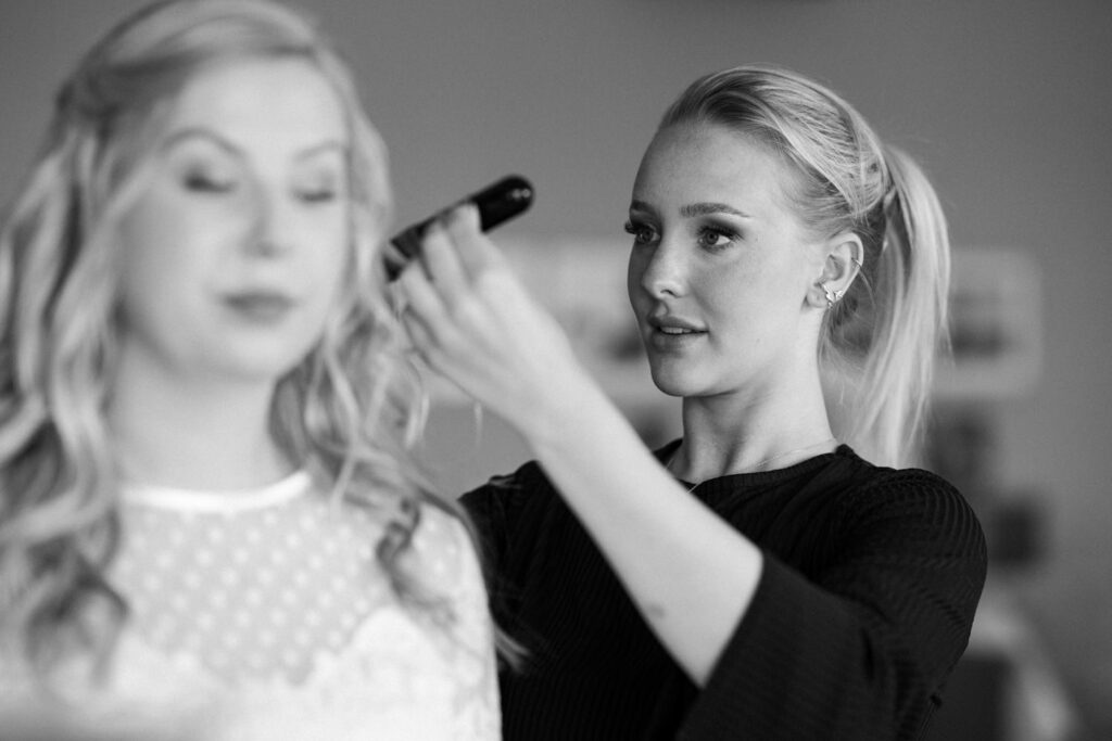 Förberedelser under ett bröllop på Österlen, Ellinor Rosander är MUA, makeup-artist. Foto: Tove Lundquist.