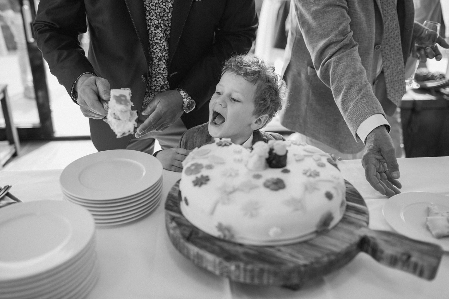 Varför bör brudparet servera bröllopstårta under minglet istället för under middagen? Bröllopsfotografen tipsar! Foto: Tove Lundquist, bröllopsfotograf i Skåne. 