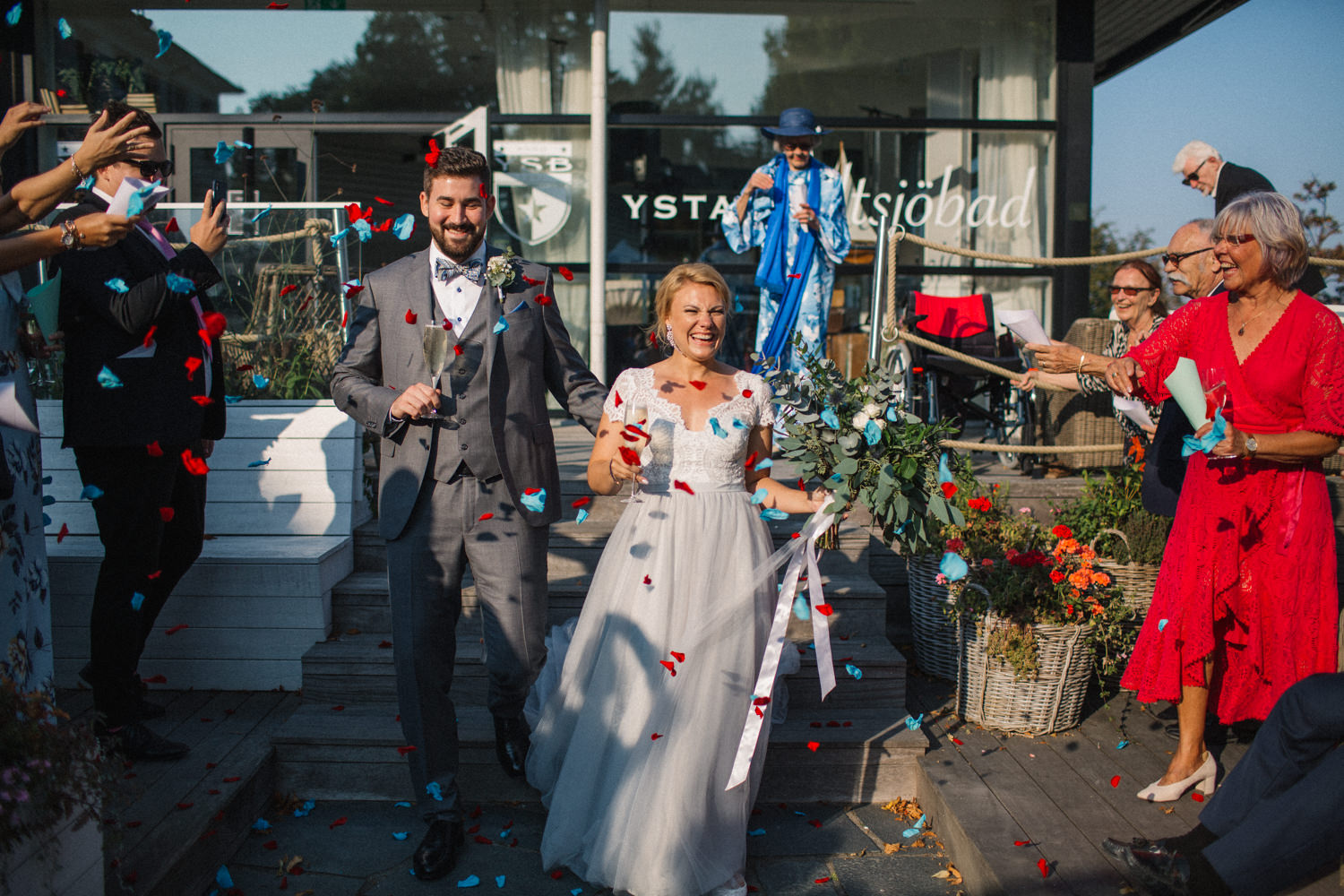 Strandbröllop på Ystad Saltsjöbad i Skåne. Brudparet valde miljövänliga blomblad för själva riskastningen under minglet.