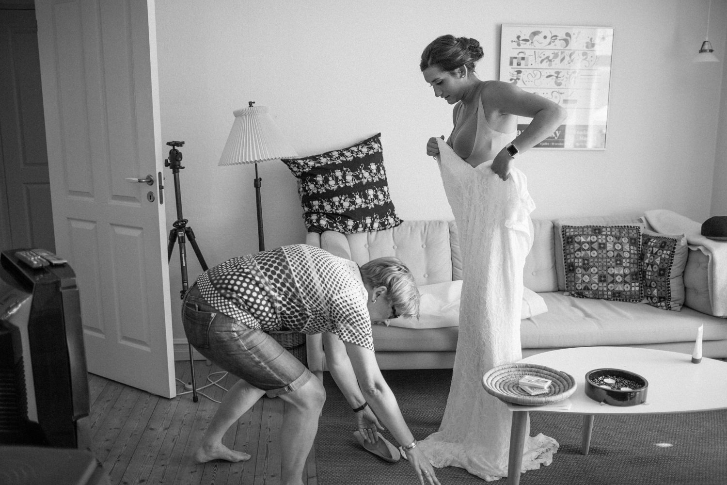 Internationellt svenskt-amerikanskt bröllop på Ven, brudens förberedelser i hemmet. Klänning kommer från DB Studio Wedding Dresses. Foto: Tove Lundquist.
