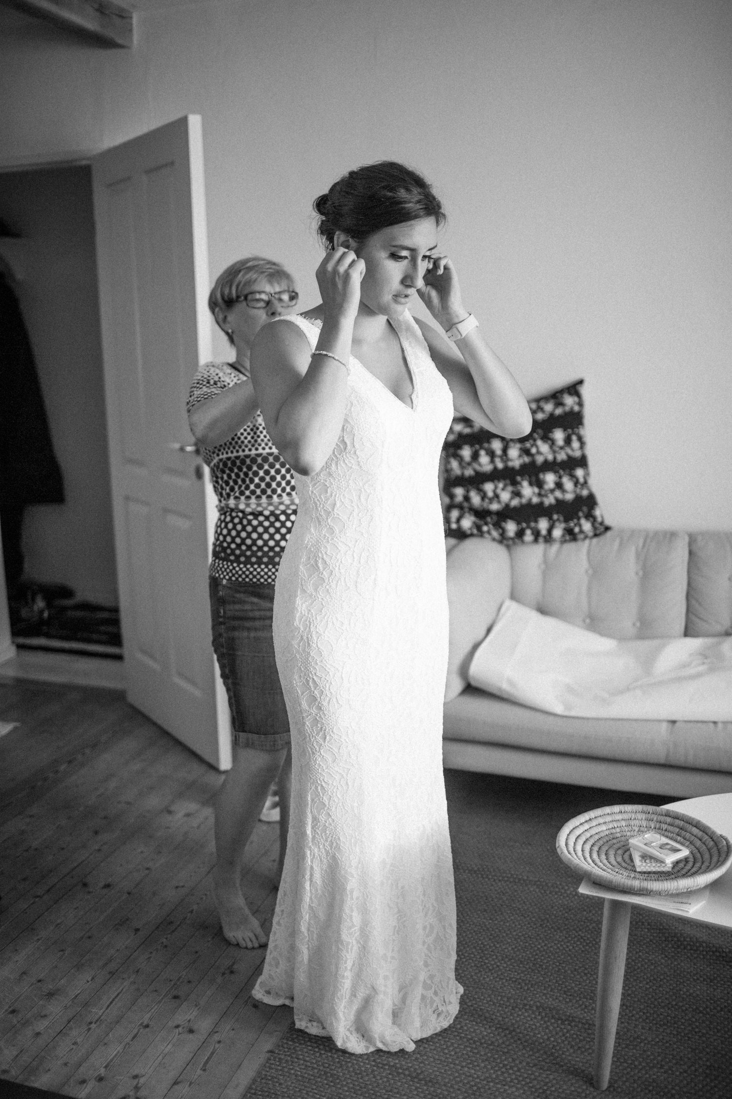 Internationellt svenskt-amerikanskt bröllop på Ven, brudens förberedelser i hemmet. Klänning kommer från DB Studio Wedding Dresses. Foto: Tove Lundquist.
