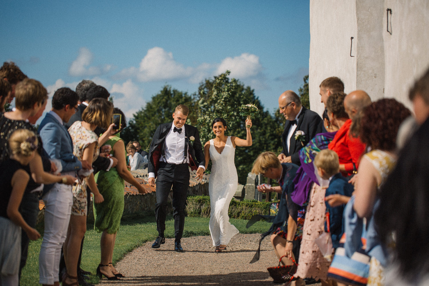 Internationellt svenskt-amerikanskt bröllop på Ven, mingel utanför Sankt Ibbs kyrka efter vigselceremonin. Foto: Tove Lundquist.