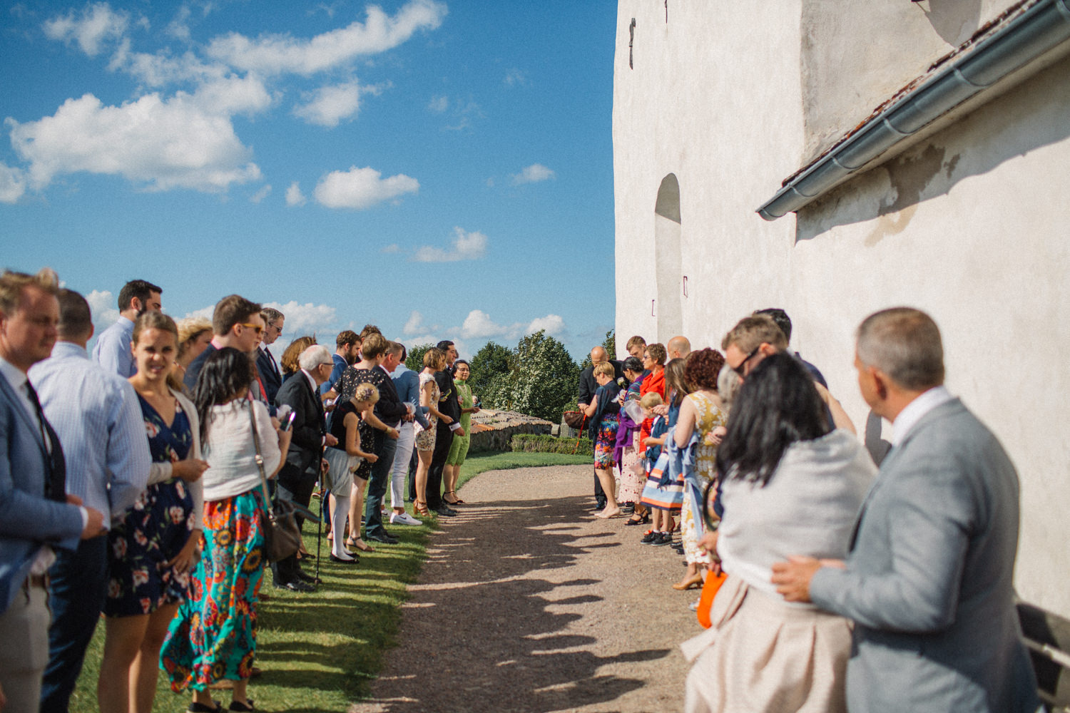 Internationellt svenskt-amerikanskt bröllop på Ven, mingel utanför Sankt Ibbs kyrka efter vigselceremonin. Foto: Tove Lundquist.