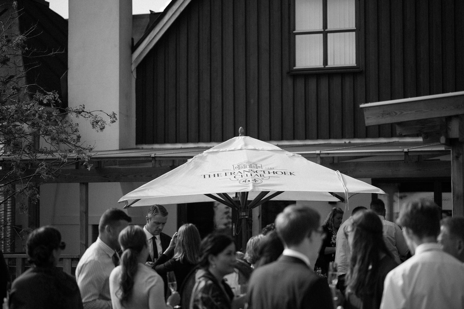 Internationellt svenskt-amerikanskt bröllop på ön Ven i Skåne. Brudskål på bröllopslokalen Spirit of Hven Backafallsbyn. Foto: Tove Lundquist.