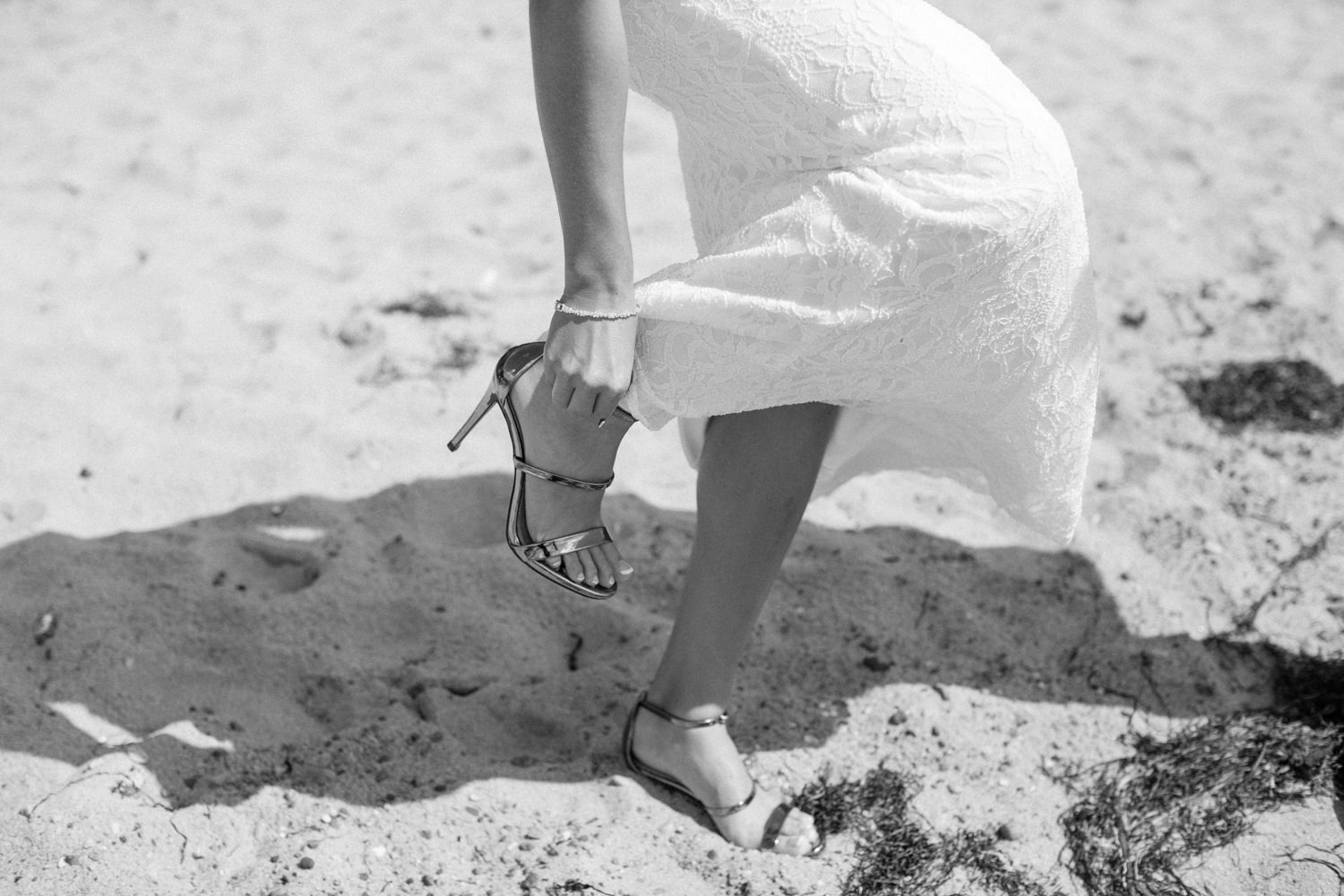 Internationellt svenskt-amerikanskt bröllop på Ven, porträtt på brud och brudgum på stranden. Klänning från DB Studio wedding dresses, skor från Steve Madden. Foto: Tove Lundquist.