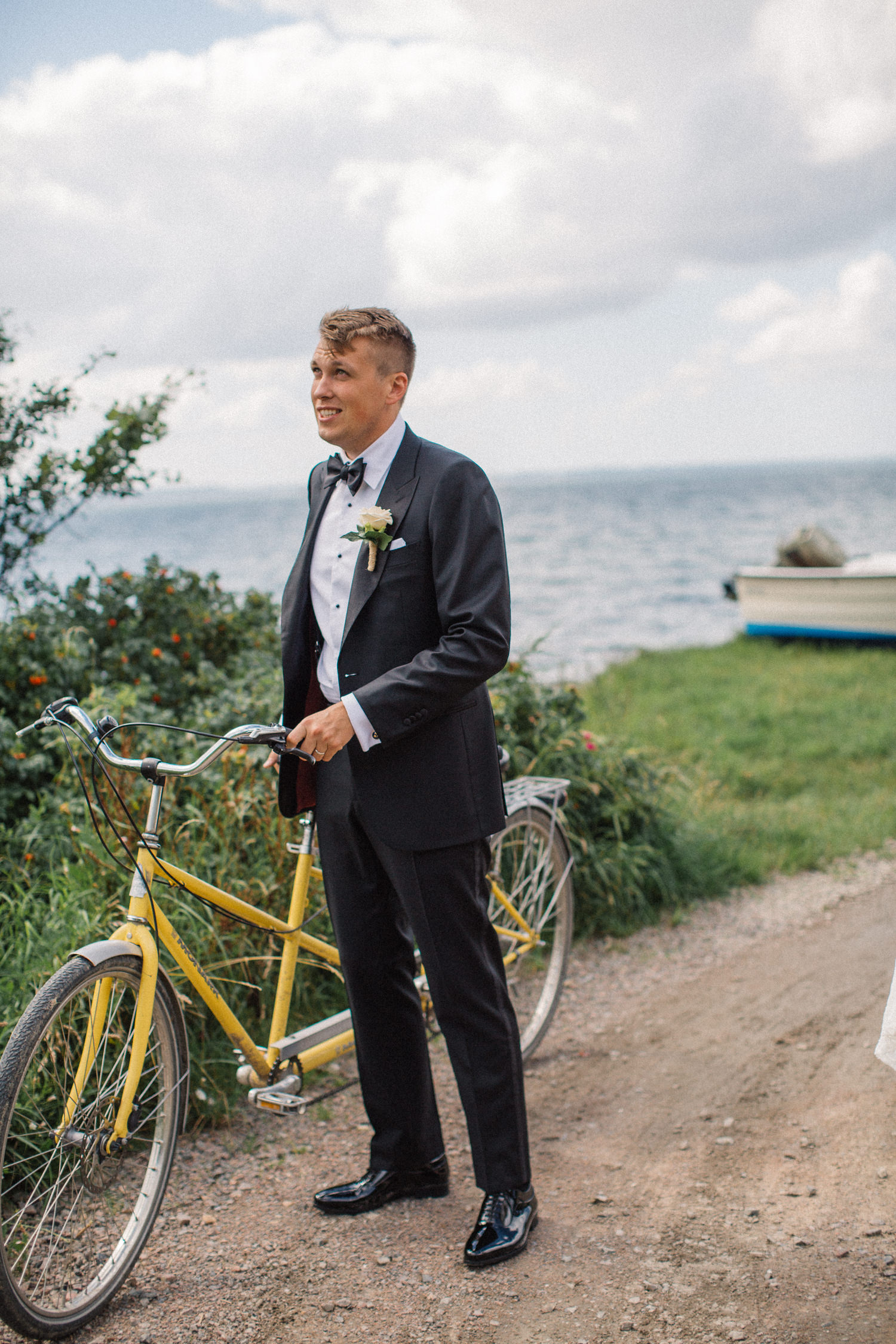 Internationellt svenskt-amerikanskt bröllop på Ven, brud och brudgum på gul tandemcykel. Foto: Tove Lundquist.