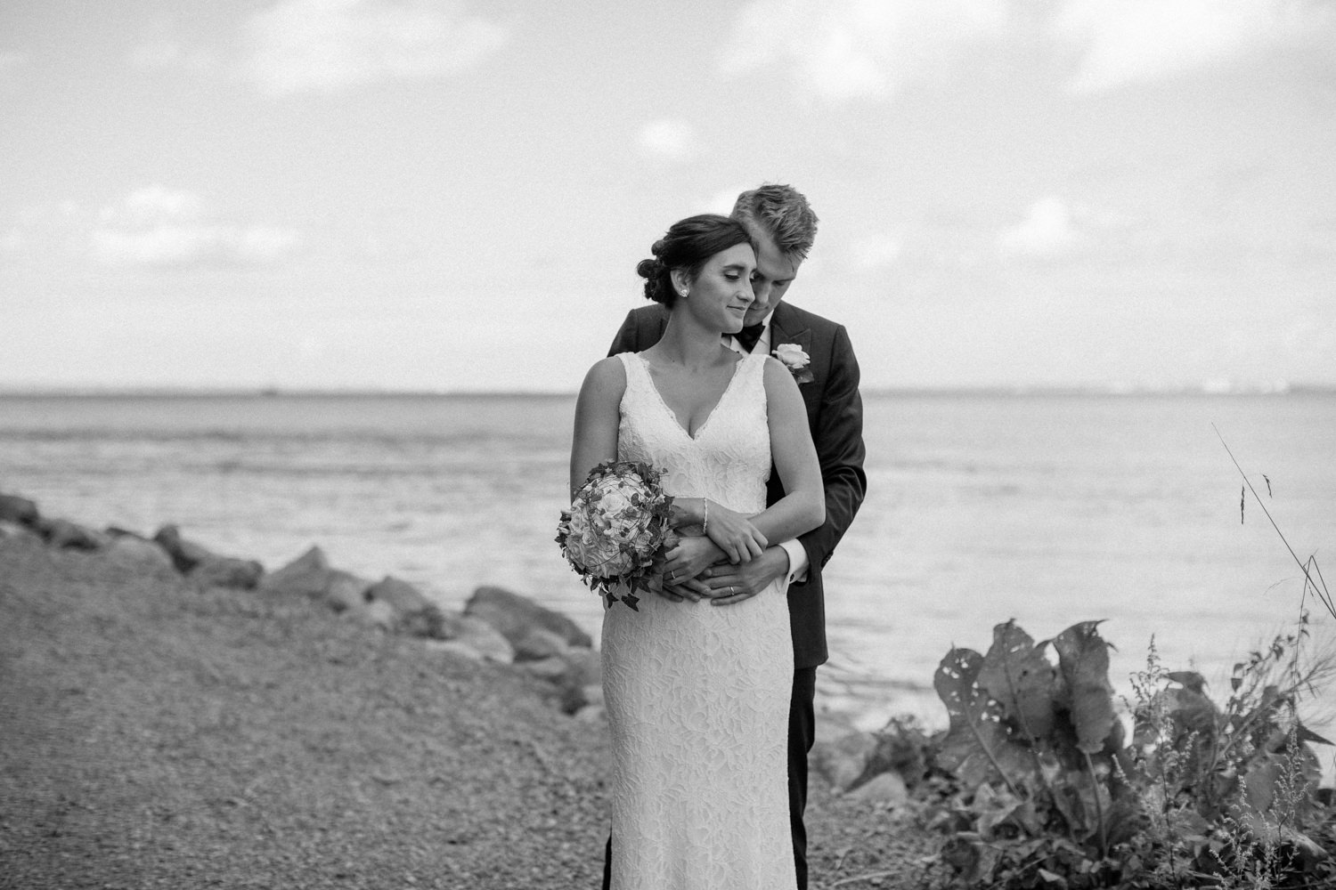Internationellt svenskt-amerikanskt bröllop på Ven, porträtt på brudpar vid havet. Foto: Tove Lundquist.